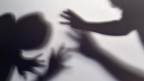 Ein 60-Jähriger ist nach einem tödlichen Angriff auf seine 56-jährige Partnerin zu neun Jahren und neun Monaten Haft verurteilt worden. (Symbolbild) 