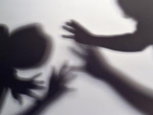 Ein 60-Jähriger ist nach einem tödlichen Angriff auf seine 56-jährige Partnerin zu neun Jahren und neun Monaten Haft verurteilt worden. (Symbolbild) 