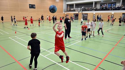 Schulsport in der Turnhalle.
