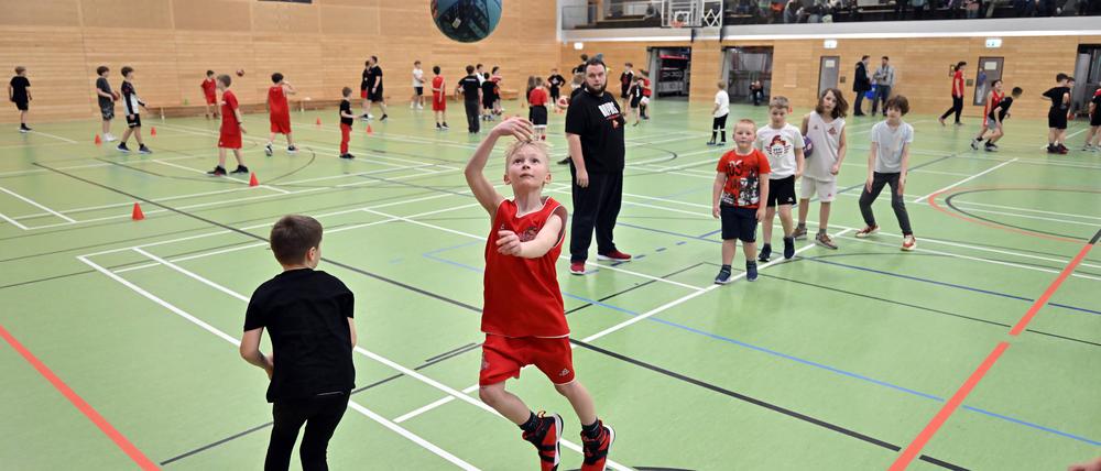 Schulsport in der Turnhalle.