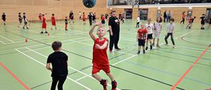 Schulsport in der Turnhalle.