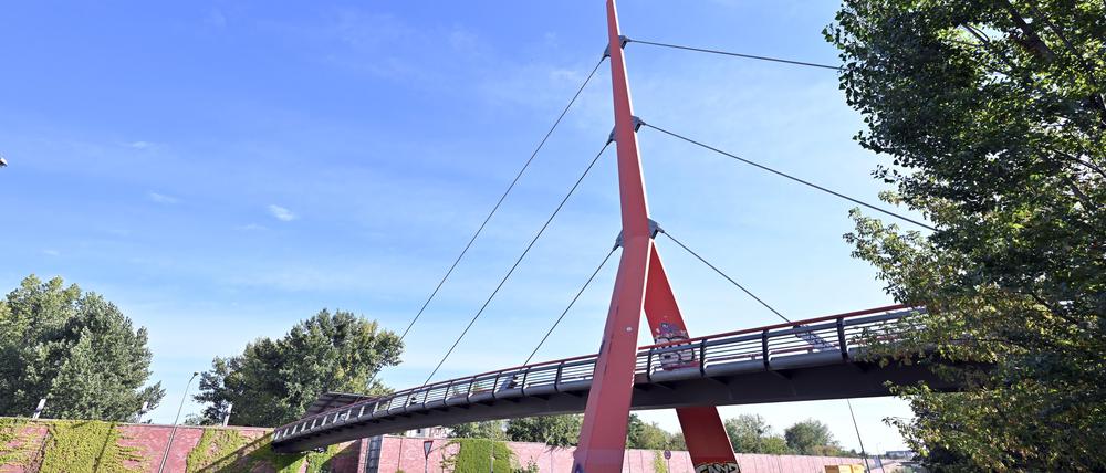 Weiterhin gesperrt bleibt die Fußgängerbrücke über die Nutheschnellstraße.