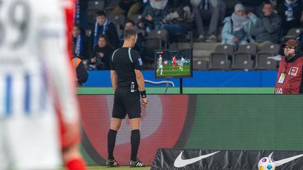 Millimeterentscheidung. Schiedsrichter Dankert entschied sich gegen Hertha.