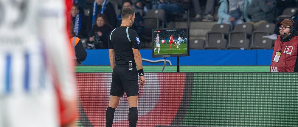 Millimeterentscheidung. Schiedsrichter Dankert entschied sich gegen Hertha.