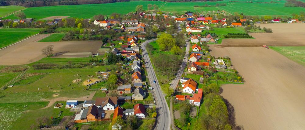 Das Luftbild einer Drohne zeigt den kleinen Ort Sieversdorf im Landkreis Oder-Spree (Brandenburg) im Jahr 2017.