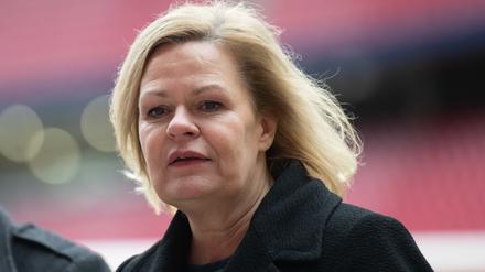 Nancy Faeser (SPD), Bundesinnenministerin, steht in der RedBull Arena in Leipzig (Archivbild vom 23.02.2024).