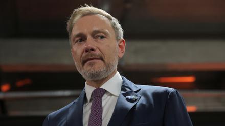 Bundesfinanzminister Christian Lindner blickt ernst zur Seite.