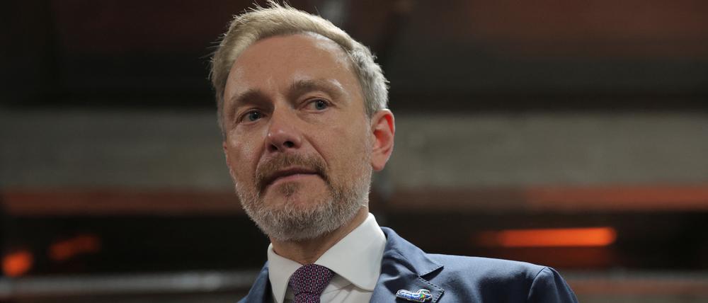 Bundesfinanzminister Christian Lindner blickt ernst zur Seite.
