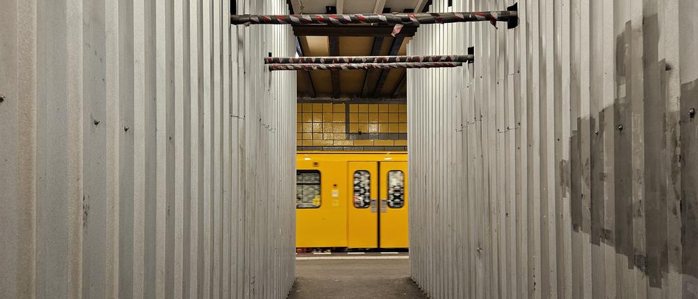 Der Bahnsteig am Hermannplatz ist nur noch ein Gewirr aus Baugerüsten, Blechwänden und Holzplatten.