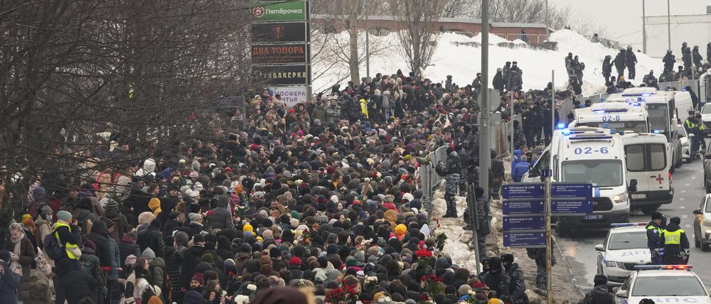 Wenn Trauer bestraft wird: Viele Menschen kamen am 1. März zur Beerdigung von Alexey Nawalny in Moskau, mehr als hundert wurden festgenommen.