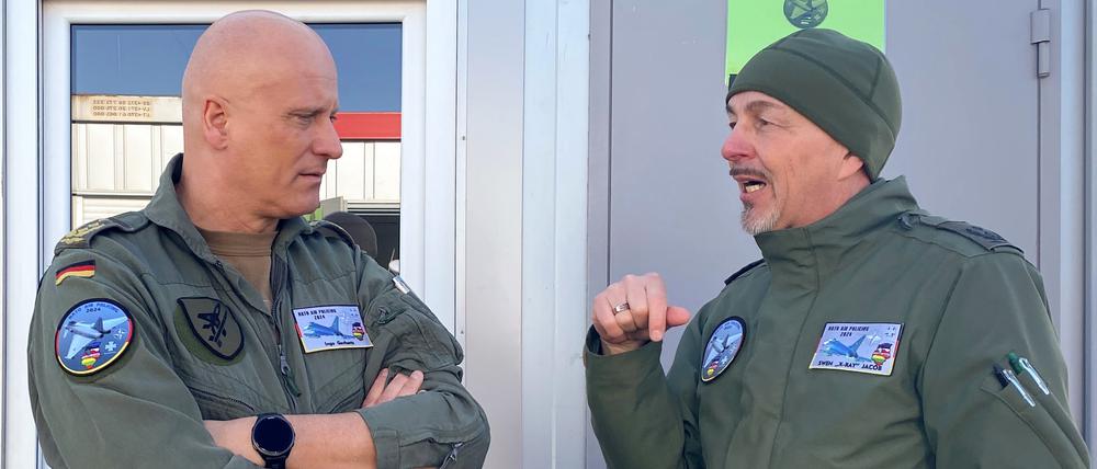 Luftwaffen-Chef Ingo Gerhartz (links) hat am Sonnabend in Lettland die Eurofighter-Crew unter Leitung von Oberstleutnant Swen Jacob besucht.