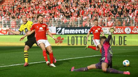 Im Strafraumzentrum kam der 1. FC Union, hier Benedict Hollerbach, immer mindestens einen Schritt zu spät.