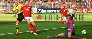 Im Strafraumzentrum kam der 1. FC Union, hier Benedict Hollerbach, immer mindestens einen Schritt zu spät.