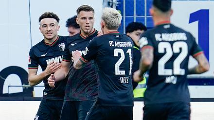 Wieder einer drin. Ermedin Demirovic erzielt das dritte Augsburger Tor.