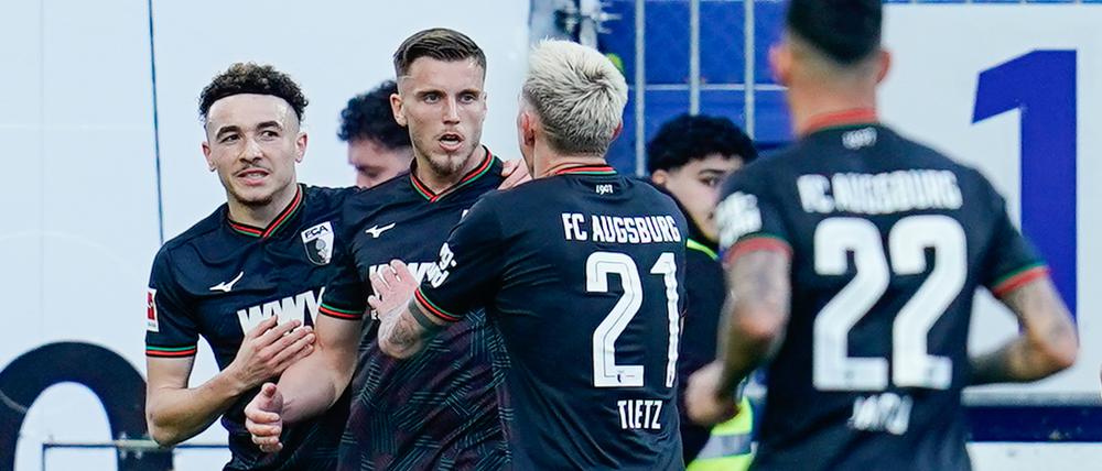 Wieder einer drin. Ermedin Demirovic erzielt das dritte Augsburger Tor.
