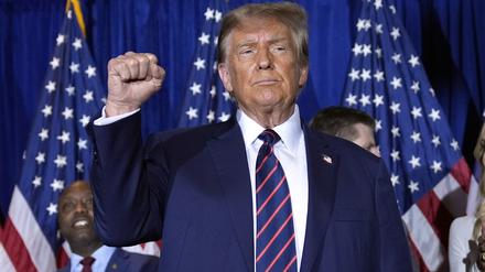 Donald Trump, Bewerber um die Präsidentschaftskandidatur der Republikaner und ehemaliger Präsident der USA, macht nach einer Rede bei einer Vorwahl-Party eine Faust (Archivbild vom 23.01.2024).