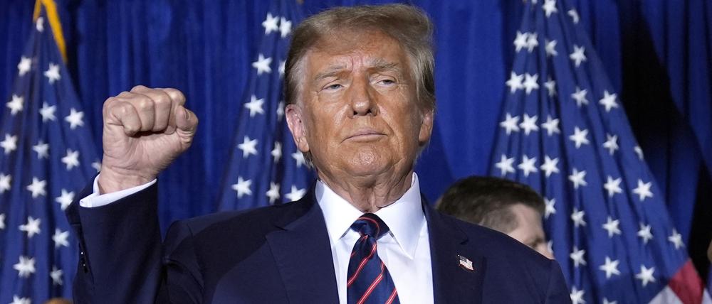 Donald Trump, Bewerber um die Präsidentschaftskandidatur der Republikaner und ehemaliger Präsident der USA, macht nach einer Rede bei einer Vorwahl-Party eine Faust (Archivbild vom 23.01.2024).