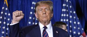 Donald Trump, Bewerber um die Präsidentschaftskandidatur der Republikaner und ehemaliger Präsident der USA, macht nach einer Rede bei einer Vorwahl-Party eine Faust (Archivbild vom 23.01.2024).