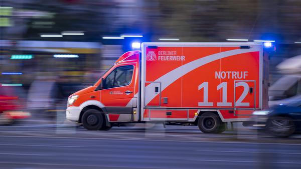Ein Rettungswagen der Berliner Feuerwehr fährt mit Blaulicht zum Einsatz. (Symbolbild)