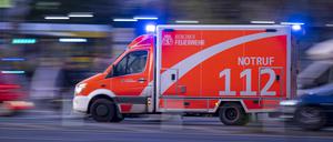 Ein Rettungswagen der Berliner Feuerwehr fährt mit Blaulicht zum Einsatz. (Archiv)