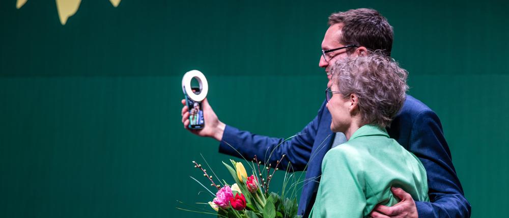 Mit Selfie in den Wahlkampf: Antje Töpfer und Benjamin Raschke führen die Landesliste der Brandenburger Grünen an.
