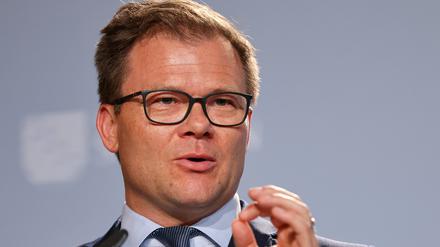 Carsten Schneider, Ostbeauftragter der Bundesregierung, spricht nach der Tagung der Ost-Ministerpräsidenten in einer Pressekonferenz. 