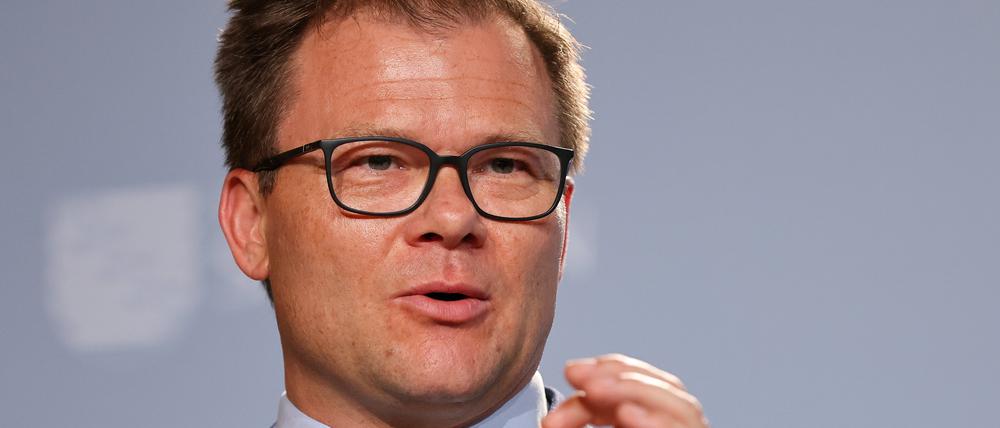 Carsten Schneider, Ostbeauftragter der Bundesregierung, spricht nach der Tagung der Ost-Ministerpräsidenten in einer Pressekonferenz. 