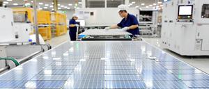 Zwei Arbeiter sind in einer Fabrik des chinesischen Solarpanel-Herstellers Longi Green Energy Technology zu sehen.