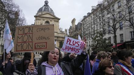 Eine Abtreibungsbefürworterin hält Schilder mit der Aufschrift «Mein Körper, meine Gebärmutter, meine Entscheidung» und «Nie wieder» während einer Demonstration für Abtreibungsrechte vor der Universität La Sorbonne. 