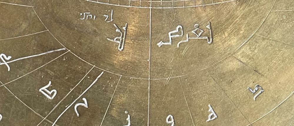 Ein rund 1000 Jahre altes Astrolabium weist Gravuren in arabischer und hebräischer Schrift auf, außerdem eingeritzte Ziffern, die auf den Gebrauch der lateinischen Schrift hinweisen.