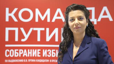 Margarita Simonjan vor einem Putin-Wahlplakat vor der letzten Präsidentenwahl im Jahr 2024.