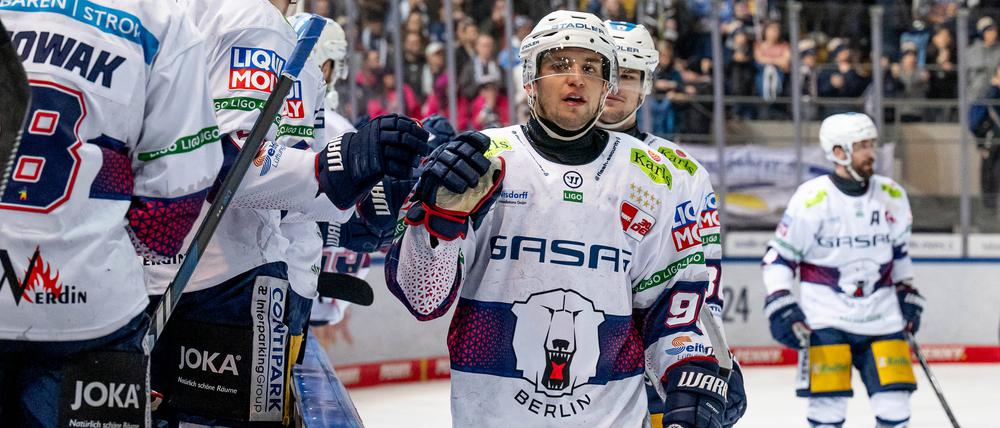 Frederik Tiffels erzielte zwei Treffer für die Eisbären und lässt sich dafür gebührend feiern.