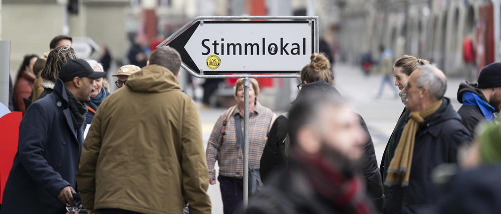 Ein Wegweiser weist den Weg zum Stimmlokal. Die Schweizer Bürgerinnen und Bürger haben über die Renteninitiative und die Initiative für eine 13. AHV-Rente abgestimmt.