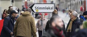 Ein Wegweiser weist den Weg zum Stimmlokal. Die Schweizer Bürgerinnen und Bürger haben über die Renteninitiative und die Initiative für eine 13. AHV-Rente abgestimmt. 