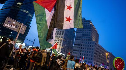 Teilnehmer einer Demonstration unter dem Namen «Global South Resists» (Der globale Süden leistet Widerstand) stehen auf dem Potsdamer Platz. 