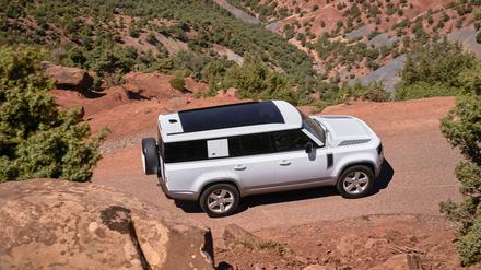 Genau 5,36 Meter inklusive Reserverad misst der Land Rover Defender 130, bei einer Breite von 2,10 Metern mit ausgeklappten Außenspiegeln und 1,97 Metern Höhe. 2591 Kilo Leergewicht bringt er auf die Waage. Motorisiert mit einem 300-PS-Turbodiesel verbraucht er auf 100 Kilometer 9,2 Liter Kraftstoff (kombiniert).