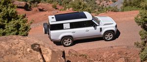 Genau 5,36 Meter inklusive Reserverad misst der Land Rover Defender 130, bei einer Breite von 2,10 Metern mit ausgeklappten Außenspiegeln und 1,97 Metern Höhe. 2591 Kilo Leergewicht bringt er auf die Waage. Motorisiert mit einem 300-PS-Turbodiesel verbraucht er auf 100 Kilometer 9,2 Liter Kraftstoff (kombiniert).