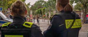 Polizeikräfte einer mobilen Einheit, die im Görlitzer Park patrouilliert. (Symbolbild)