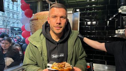  Eröffnung von Lukas Podolskis Dönerladen “Mangal” am 3.3.2024 in Berlin Kreuzberg