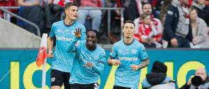 Jeremie Frimpong (Mitte) lässt sich für sein Tor zum 1:0 feiern.