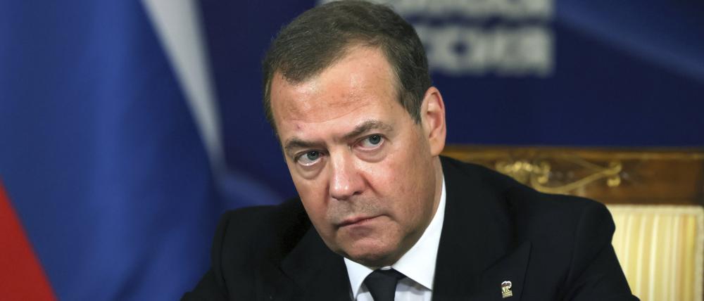 Auf diesem von der staatlichen russischen Nachrichtenagentur Sputnik via AP veröffentlichten Foto nimmt Dmitri Medwedew an einem Treffen mit den Kandidaten für die Sekretariate der regionalen Abteilungen seiner Partei in der Gorki-Residenz in Moskau teil.
