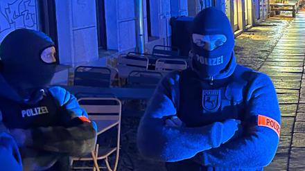 Beamte aus Niedersachsen blockierten eine Straße in Friedrichshain. 