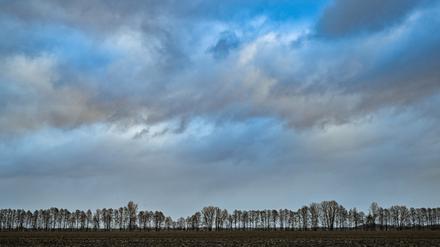 Wolken ziehen über die Landschaft im Oderbruch im Osten von Brandenburg.