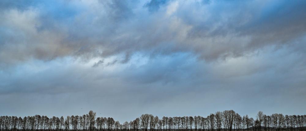 Wolken ziehen über die Landschaft im Oderbruch im Osten von Brandenburg.