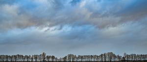 Wolken ziehen über die Landschaft im Oderbruch im Osten von Brandenburg.