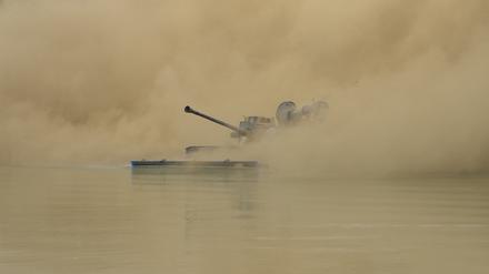 Der südkoreanische Schützenpanzer K21 fährt während eines kombinierten Wet-Gap-Kreuzungsmanövers im Rahmen der Militärübung «Ulchi Freedom Shield» der USA und Südkorea in einer Rauchwolke ans Ufer. (Archivbild)
