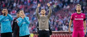 Geschafft. Leverkusens Trainer Xabi Alonso ballt beide Fäuste vor der Fankurve. 