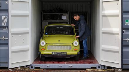 Frank Hofmann steht auf dem Gelände seiner Firma Trabantwelt neben einem originalgetreu wiederaufgebauten Trabant P 601.