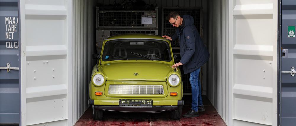 Frank Hofmann steht auf dem Gelände seiner Firma Trabantwelt neben einem originalgetreu wiederaufgebauten Trabant P 601.