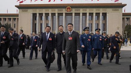 04.03.2024, China, Peking: Delegierte verlassen nach einer vorbereitenden Sitzung des Chinesischen Nationalen Volkskongresses (NVK) die Große Halle des Volkes. Foto: Ng Han Guan/AP/dpa +++ dpa-Bildfunk +++
